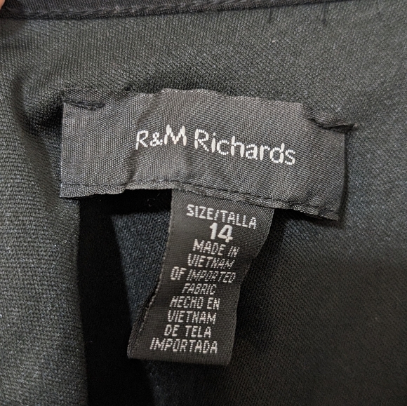 Maxi Dress with Keyhole Cutout, Halterneck and Flowing Skirt - Picture 4 of 15